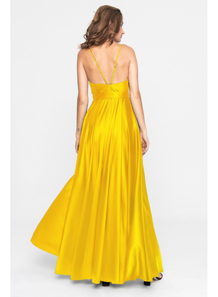 Longue robe jaune en satin avec décolleté en V...