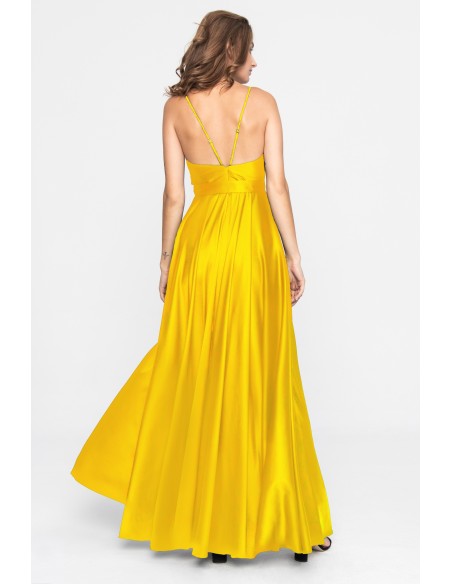Longue robe jaune en satin avec décolleté en V et fente latérale
