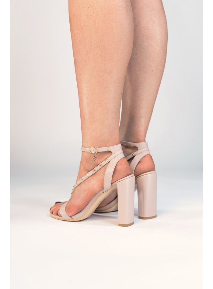 Square heel sandal in nude color with gold details