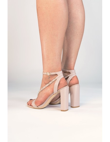 Square heel sandal in nude color with gold details