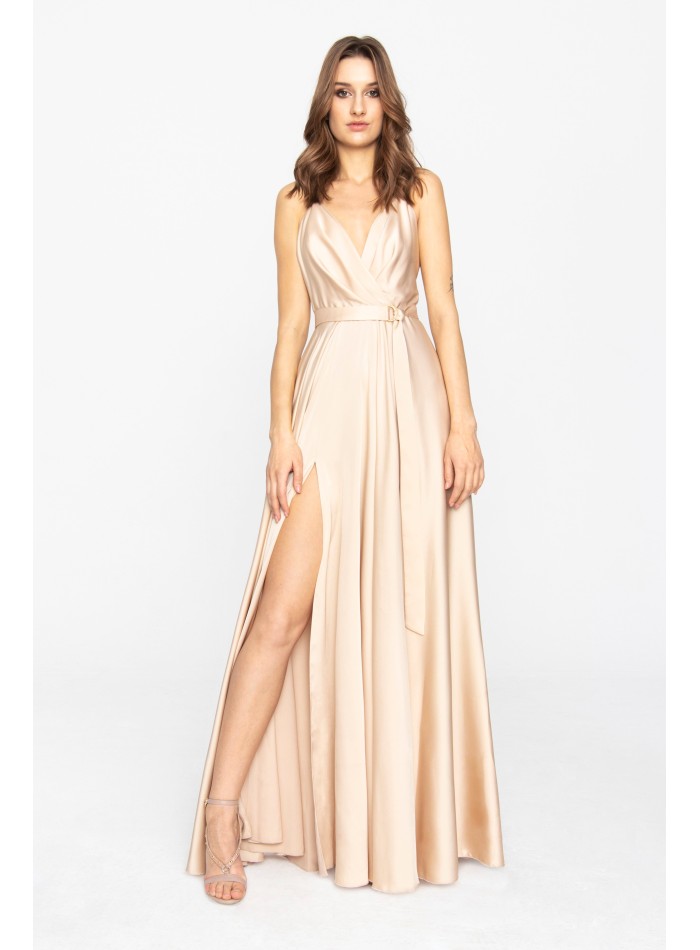 Robe longue en satin beige avec décolleté en V...