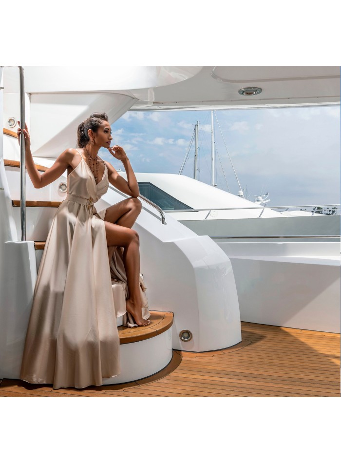 Robe longue en satin beige avec décolleté en V...