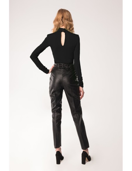 Body noir à manches longues avec col montant asymétrique et col asymétrique