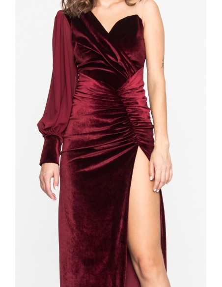 Robe longue asymétrique en velours bordeaux avec fente au niveau des jambes