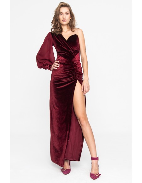 Robe longue asymétrique en velours bordeaux avec fente au niveau des jambes