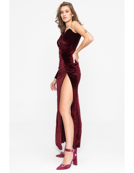 Robe longue asymétrique en velours bordeaux avec fente au niveau des jambes