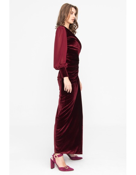 Robe longue asymétrique en velours bordeaux avec fente au niveau des jambes