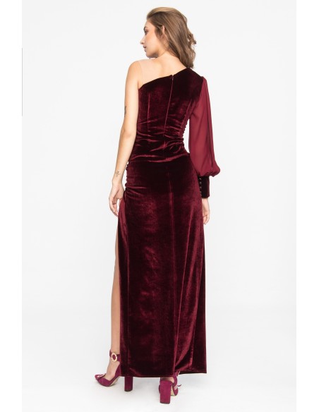 Robe longue asymétrique en velours bordeaux avec fente au niveau des jambes