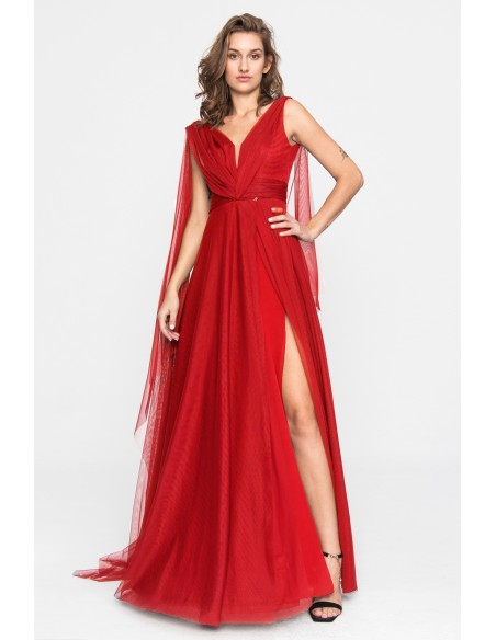 Longue robe de tulle rouge avec décolleté en V et fente sur le côté