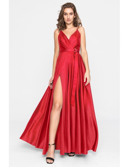 Longue robe rouge avec fente latérale et ceinture pour les invités