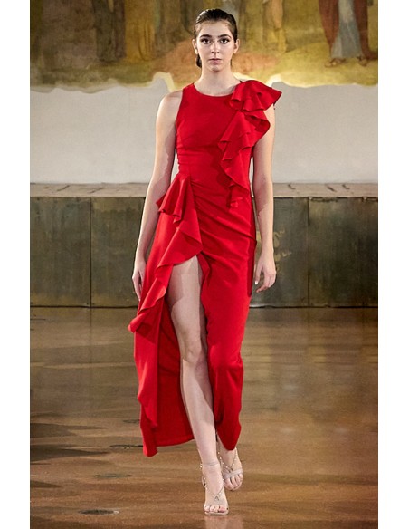 Longue robe rouge à volants asymétriques et fendue