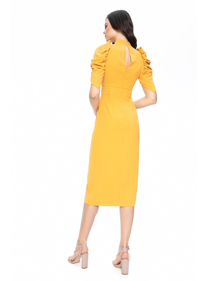 Vestido de fiesta midi color mostaza con manga