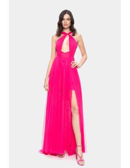 Vestido largo fucsia con escote halter y falda de tul para invitadas