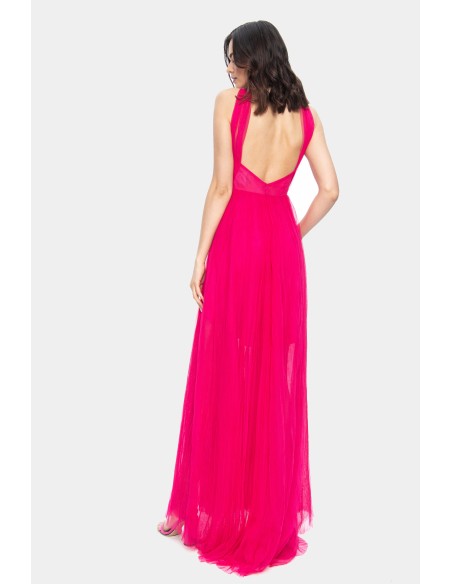 Vestido largo fucsia con escote halter y falda de tul para invitadas