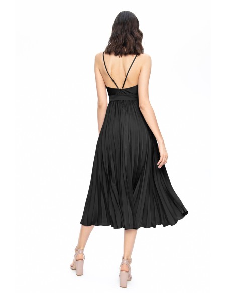 Vestido negro satinado de corte midi plisado y cinturón