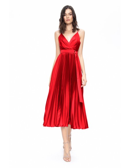 Vestido rojo midi plisado con cinturón para invitadas