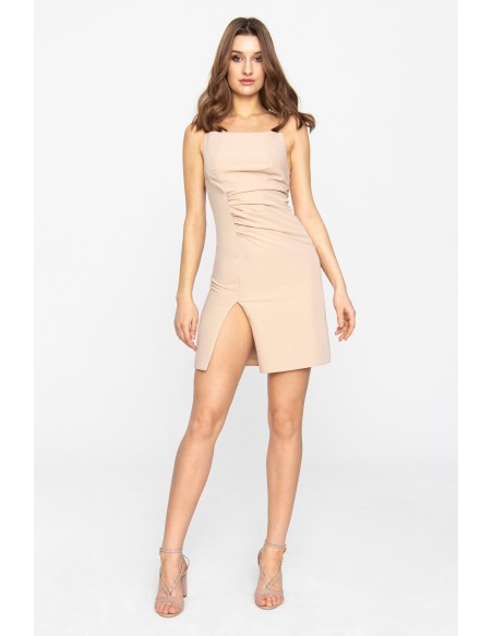 Vestido corto beige con escote cuadrado y abertura