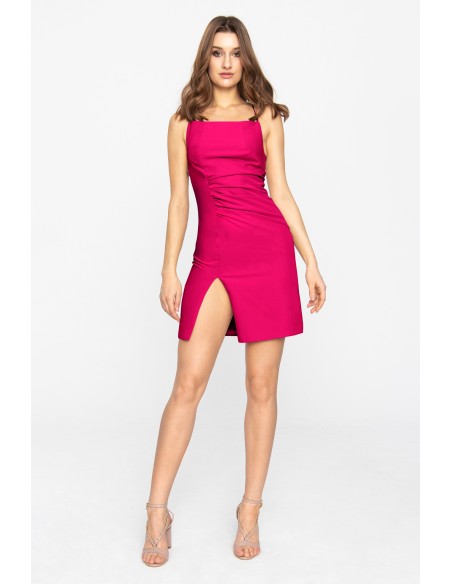 Vestido corto fucsia con escote cuadrado y abertura