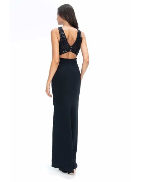 Vestido negro largo de crepé con escote halter y espalda mariposa