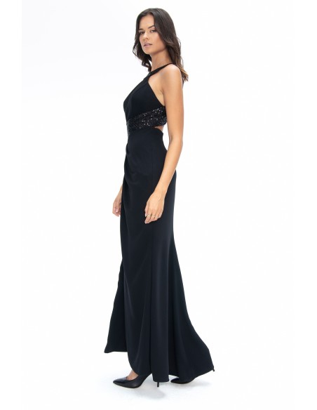 Vestido negro largo de crepé con escote halter y espalda mariposa