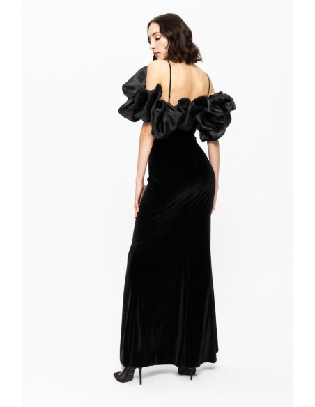 Vestido negro de fiesta largo con volumen y abertura