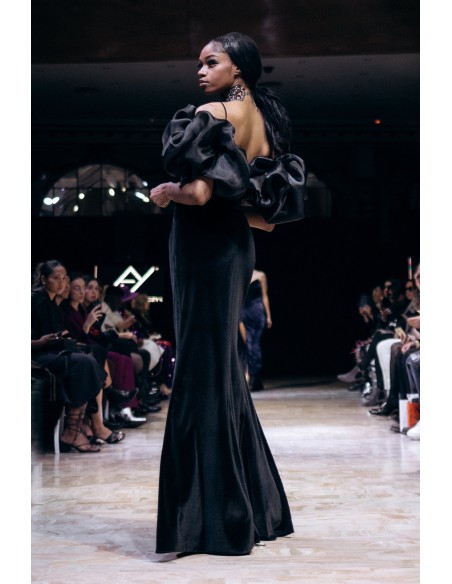 Robe longue de soirée noire avec volume et fente