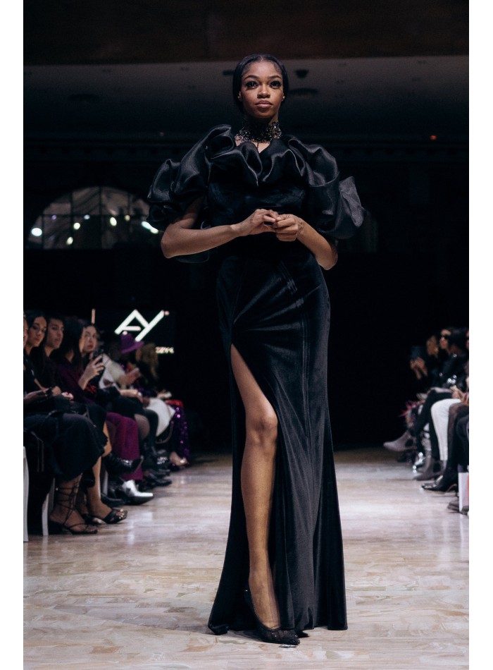 Robe longue de soirée noire avec volume et fente