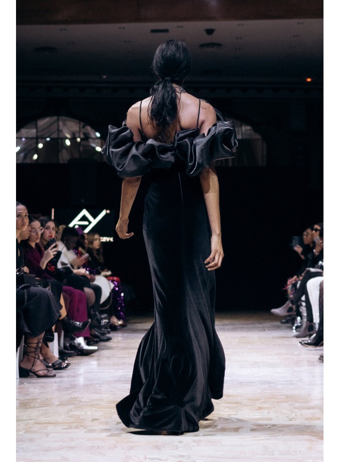 Robe longue de soirée noire avec volume et fente