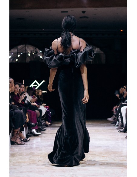 Robe longue de soirée noire avec volume et fente