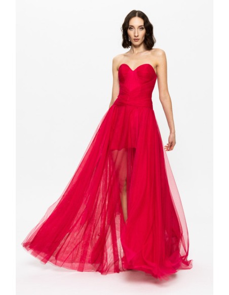Robe de bal rouge avec encolure cache-coeur et jupe en tulle