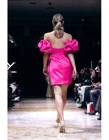 Robe courte de soirée à manches courtes bouffantes pour les invités