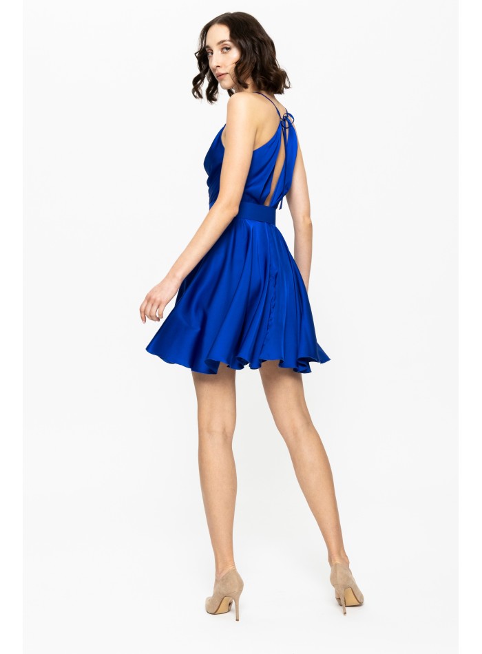 Robe courte en satin bleu avec fines bretelles...