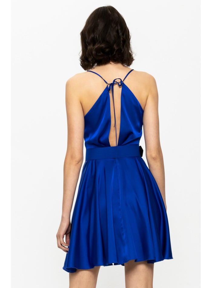 Robe courte en satin bleu avec fines bretelles...