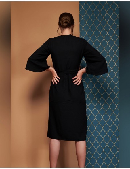 Vestido midi negro con estampado de flores y mangas kimono