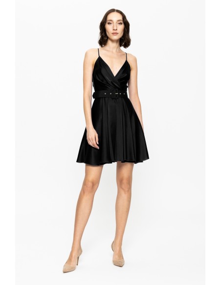 Robe courte d'invité en satin noir avec bretelles