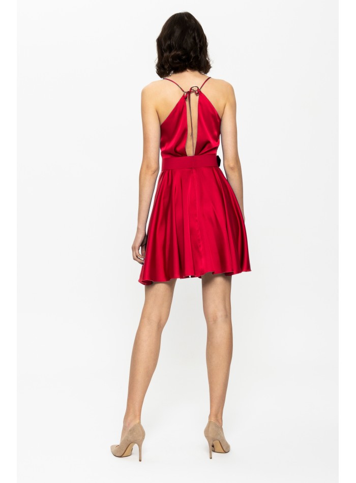 Robe courte d'invité en satin rouge avec...