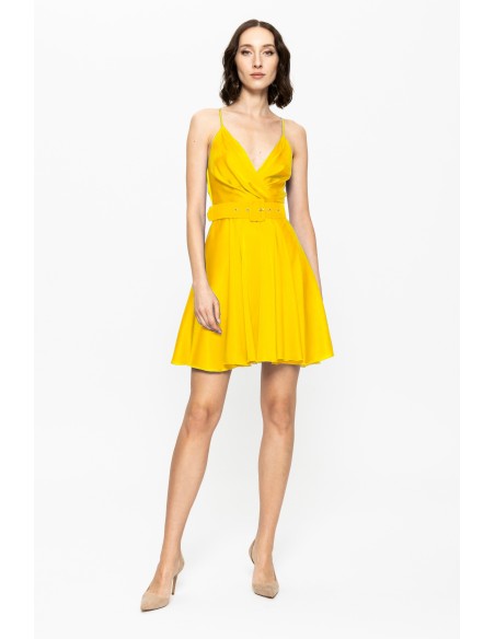 Robe courte d'invité en satin jaune avec décolleté en V