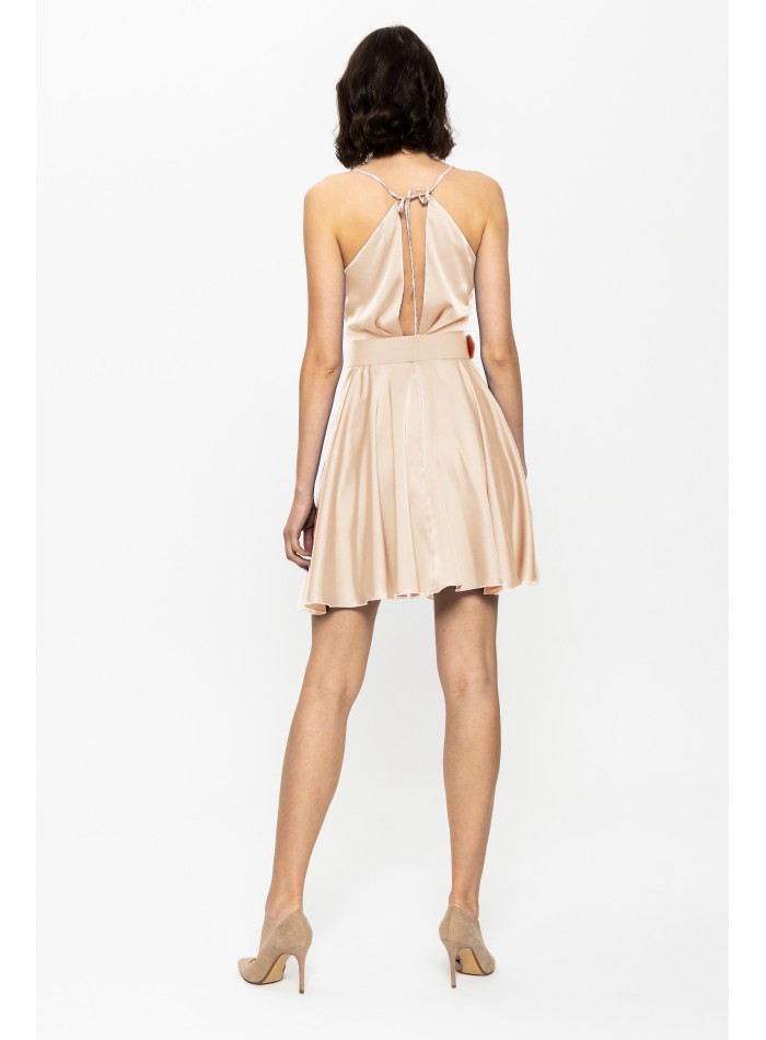 Robe courte d'invité en satin beige avec...