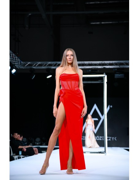 Robe longue de fête avec encolure sans bretelles et fendue