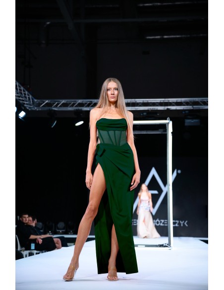 Robe de soirée vert émeraude avec corset et fente haute sur les jambes