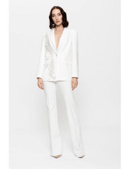 Traje de pantalón blanco para mujer con blazer bordado y detalles plateados