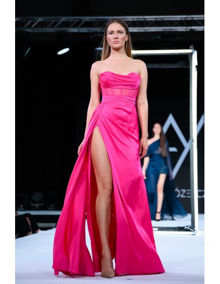 Robe longue de soirée rose avec encolure haute et fente haute sur la jambe