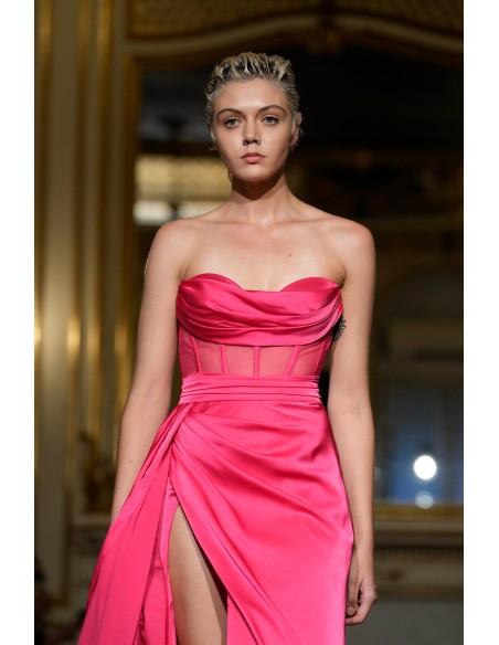 Robe longue de soirée rose avec encolure haute et fente haute sur la jambe