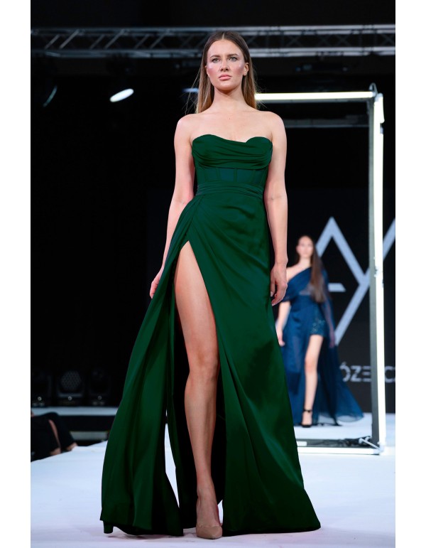 Robe longue de soirée verte avec décolleté et fente haute...
