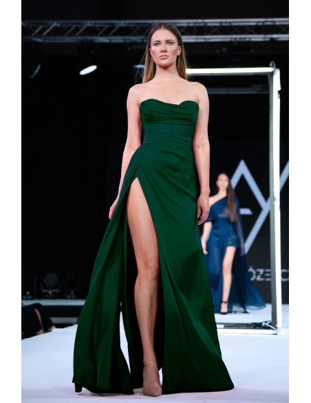 Vestido largo de noche verde con escote y abertura alta en la pierna