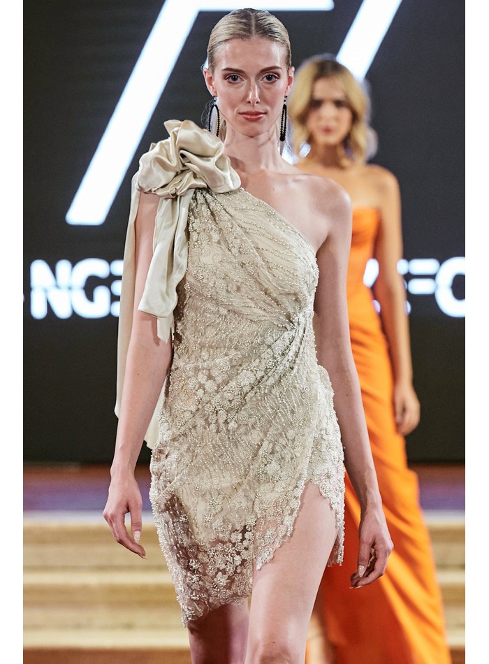 Vestido de alta costura asimétrico con lazo y...