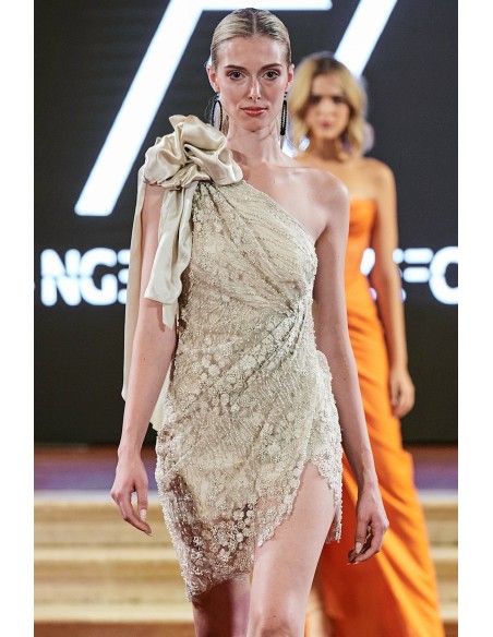 Vestido de alta costura asimétrico con lazo y bordado floral en tonos crema