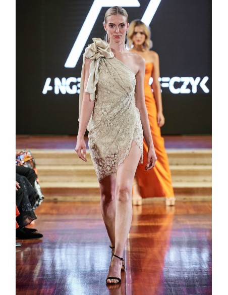 Robe asymétrique couture avec nœud et broderie florale dans les tons crème