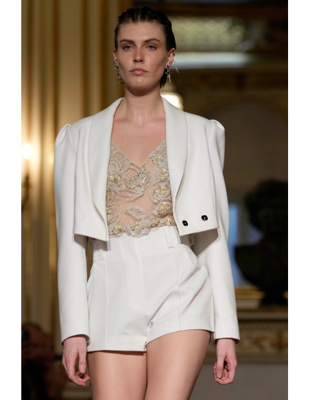 Blazer court blanc à manches longues et style structuré