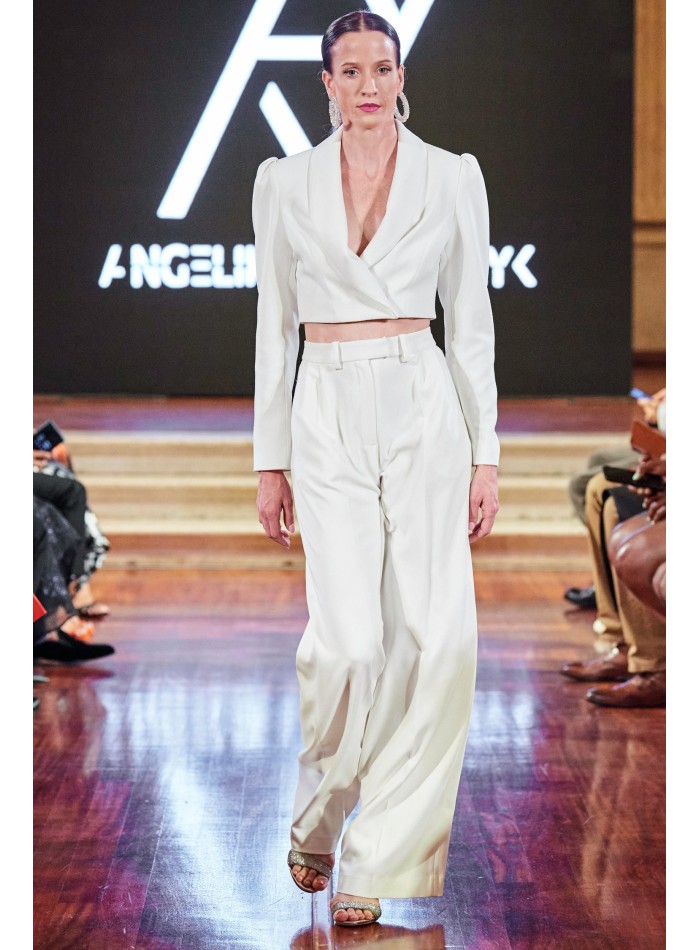 Short white blazer with long sleeves and...